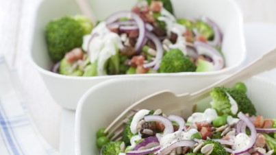 Ensalada de brócoli con pasas y guisantes