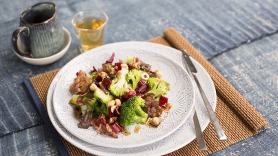 Broccolisalade met snijbiet en hazelnoten 