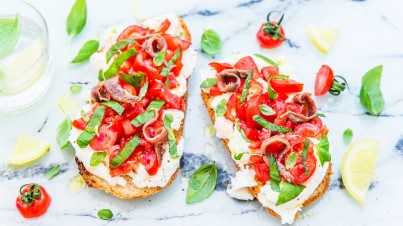 Tomato bruschetta with mozzarella and anchovies