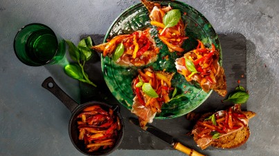 Bruschetta with sweet pointed pepper and Parma ham