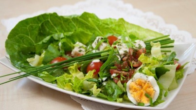 Insalata di formaggio di capra con lattuga romana baby