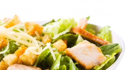 Caesar Salad con pollo in padella, parmigiano grattugiato e crouton