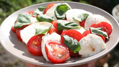 Tomatensalade met mozzarella, knoflook en basilicum 