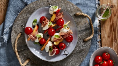 Caprese-Spieße mit Prosciutto und Pfirsich