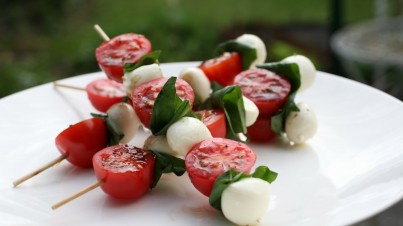 Caprese salade op een stokje