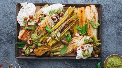 Gekarameliseerde prei en venkel met salsa verde, hazelnoten en burrata