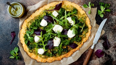 Blumenkohlpizza mit Rucola-Pesto, Mozzarella und frischem Salat