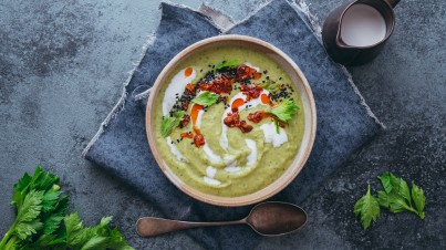 Sopa de salsão/aipo com abobrinha e óleo de pimenta