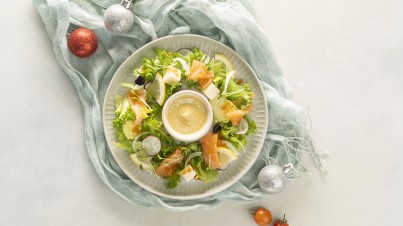 Salad cá hồi trộn xà lách thủy tinh dịp Giáng sinh