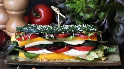 Gegrillter Zucchini-Burger mit Salat, Tomate und Mozzarella