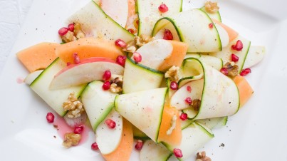 Zucchini-Bänder mit Apfel, Melone, Granatapfelkernen und Walnüssen