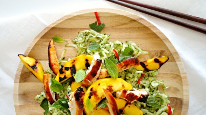 Frisse courgettesalade met pittige kip en gegrilde mango