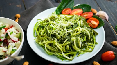 Spaghetti di zucchini con pesto e pomodorini grigliati