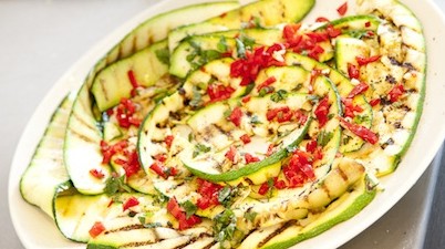 Courgette salade met munt en hete peper