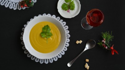 Crema de ajos confitados y verduras para Navidad