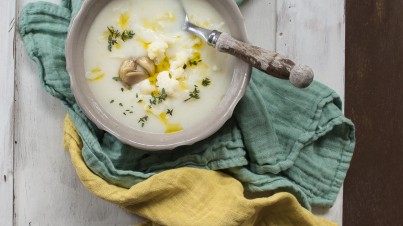 Zuppa cremosa con aglio affumicato e cavolfiore