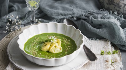 Cremosa de espinacas con raviolis para Navidad