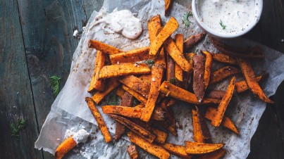 Batatas fritas crocantes de batata doce assadas no forno