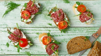 Borrelhapje crostini met salami, tomaat en rucola