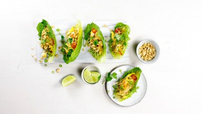 Crunchy Lettuce gefüllt mit Glasnudeln und Gemüse