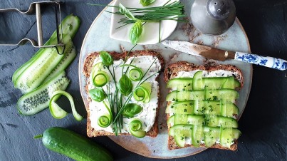 Sándwich de pepino y queso cremoso