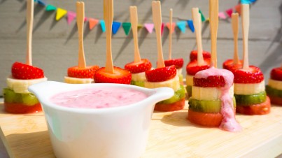 5 Minuten Obstspieße mit Joghurt-Dip