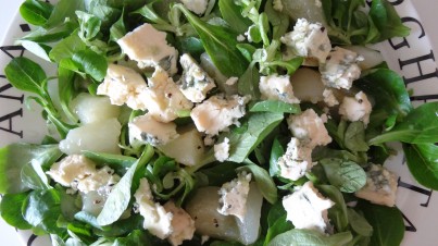 Salt and sweet - Cornsalad leaves with blue cheese and pear
