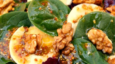 Ensalada de espinacas con aliño de mostaza antigua Ensalada de espinacas con aliño de mostaza antigua