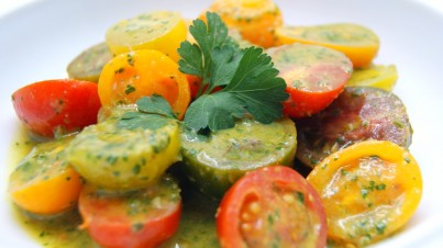 Ensalada de tomates cherry variados con salsa de perejil, albahaca y anchoas