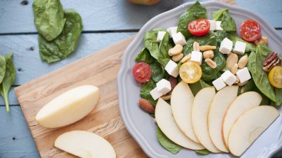 Ensalada de Espinacas frescas, queso feta, manzana y frutos secos