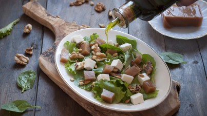 Grüner Salat mit Quittengelee, Käse und Nüssen