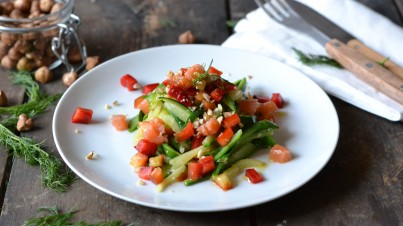 Zucchini-Spaghetti (Zoodles) mit Paprika, geräucherter Forelle und gerösteten Haselnüssen