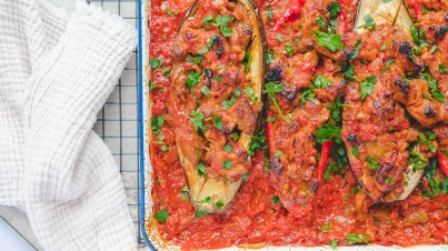 (Oven-baked) stuffed aubergine and pointed pepper