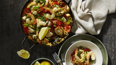 Paella met garnalen, chorizo en tomaten