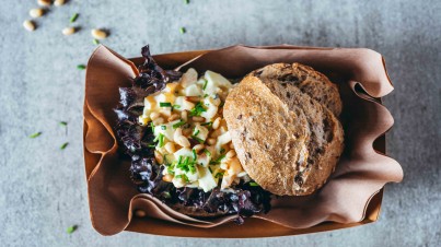 Volkorenbollen met eiersalade met een paprikatwist en knapperige lollo rossa