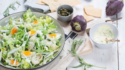 Andijviesalade met artisjok, koolrabi en ei