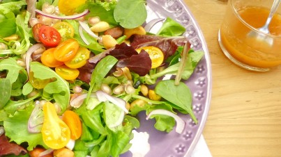 Ensalada de temporada con granada y frutos secos aderezada con emulsión de dulce de membrillo