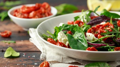 Ensalada mediterranea de lechuga con verduras asadas