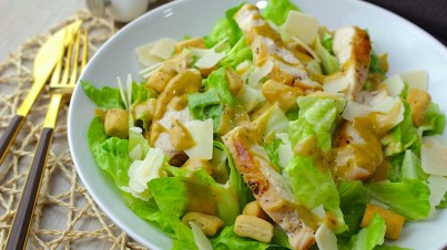 Romanasalat mit Hähnchen und Senfsoße