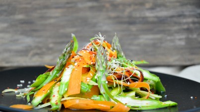 Salat aus rohen Möhren und Spargel
