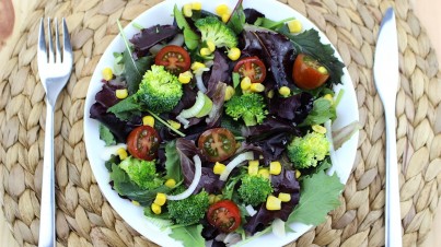 Salade au brocoli, maïs et tomates cerises