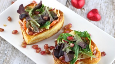 Ensalada de brotes tiernos, piña, surimi y granada para San Valentín