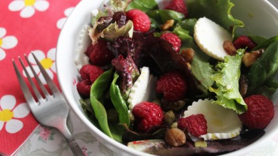 Salade de framboises et fromage frais