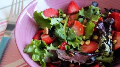 Ensalada de fresas, brotes tiernos y pistachos con vinagreta balsámica