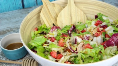 Ensalada de escarola, fresas y pera con vinagreta de miel y mostaza