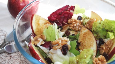 Ensalada de lechuga, manzana, nueces y pasas 