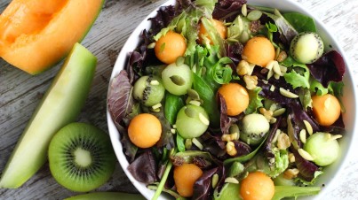 Gemischter Salat mit Melonen- und Kiwikugeln