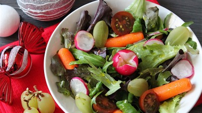 Ensalada para Nochevieja, de rabanitos, queso de cabra y uvas