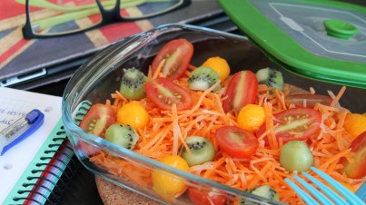 Ensalada de zanahorias, cherry y bolitas de kiwi y mango
