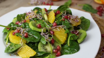 Ensalada detox con fruta y germinados Ensalada detox con fruta y germinados